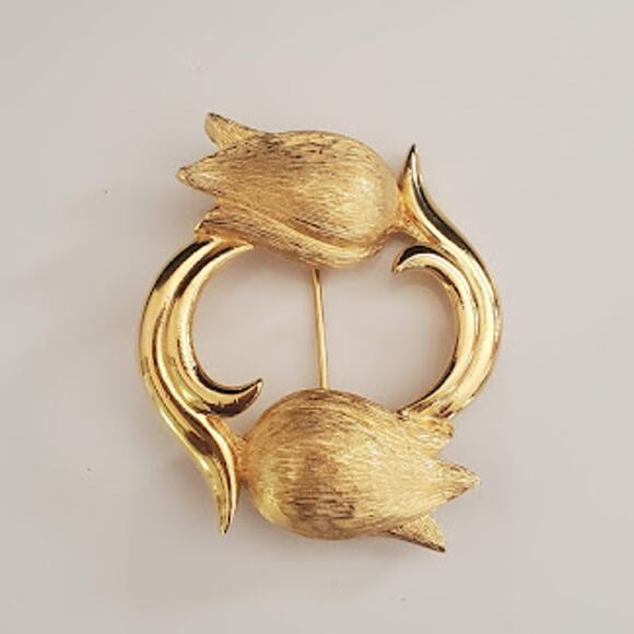 Vintage Monet Brooch Double Entwined Tulip Flower Brushed Gold-Tone 60's‎ Signed - Picture 1 of 5